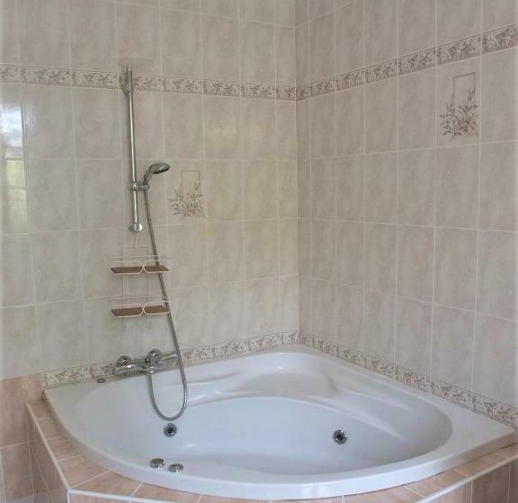 غرفة قياسية مطلّة علي الحديقة, Le Cheminard