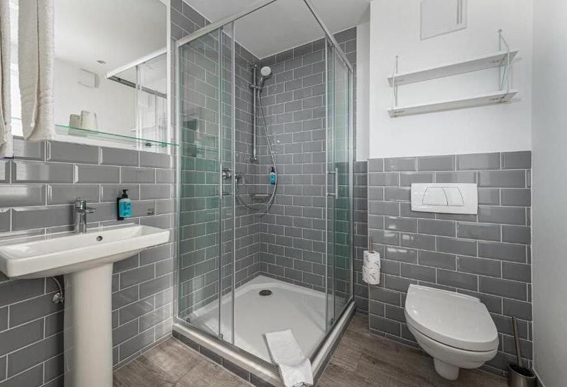 스탠다드 룸, Das Q