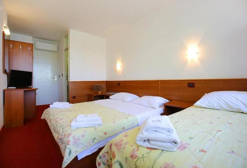 Camera Superiore Vista Mare, Luka