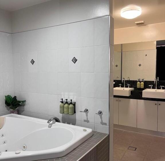 스위트 킹사이즈 침대, Country Roads Motor Inn Dysart