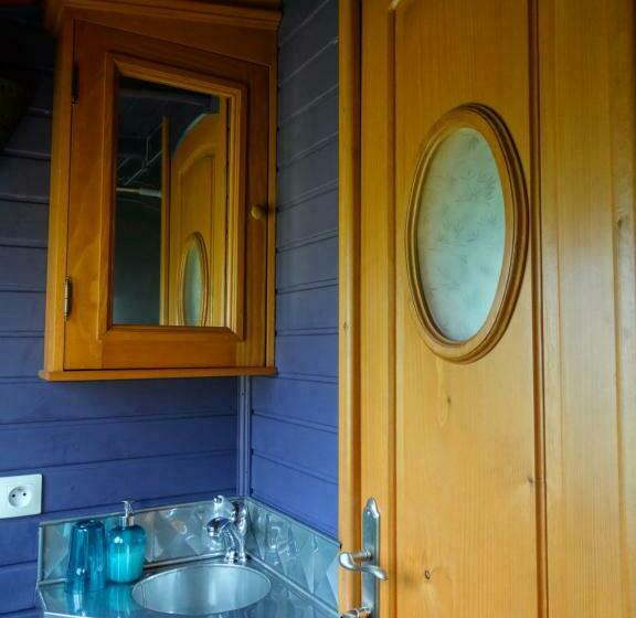 חדר משפחתי, Une Roulotte Et Des Chevaux