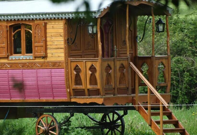 חדר משפחתי, Une Roulotte Et Des Chevaux