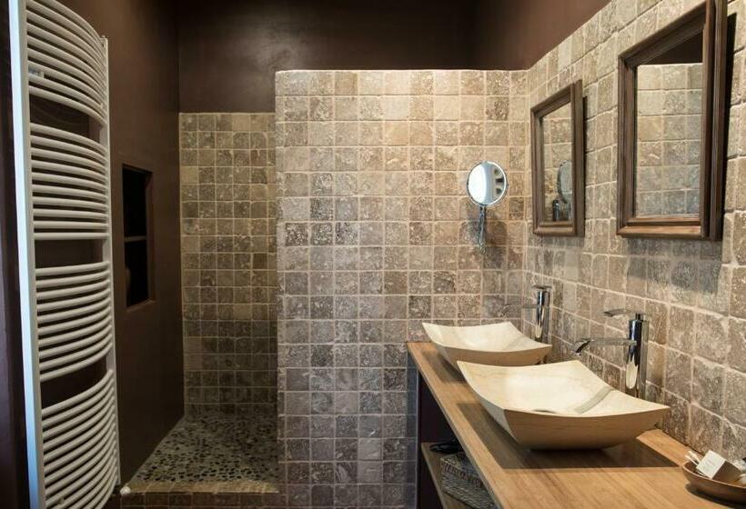 غرفة قياسية, O Palmier Caché