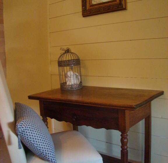 جناح مطلّ علي حمام السباحة, O Palmier Caché