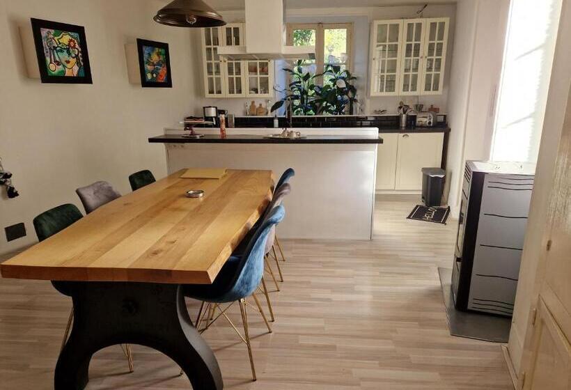 3ベッドルームハウス, Chateau De Viviez