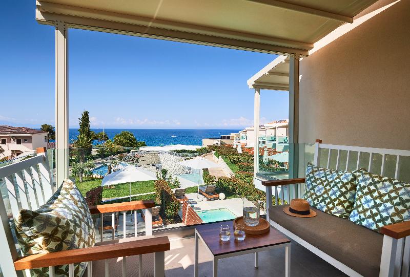 オーシャンビュージュニアスイート, Alexandra Elegance Bridging Generations