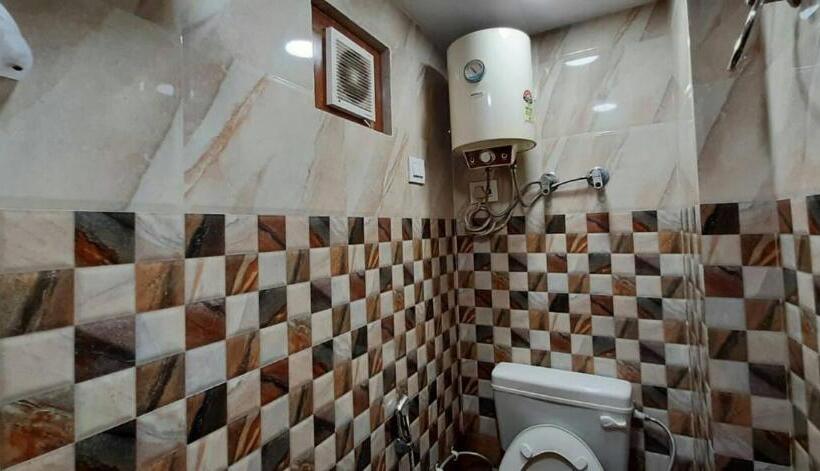 חדר משפחתי, Room In Guest Room Posh S Delhi Foreigners Area, Lajpat Nagar