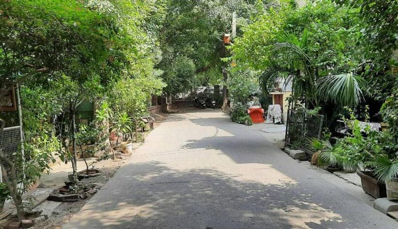 اتاق خانوادگی, Room In Guest Room   Posh S Delhi Foreigners Area, Lajpat Nagar