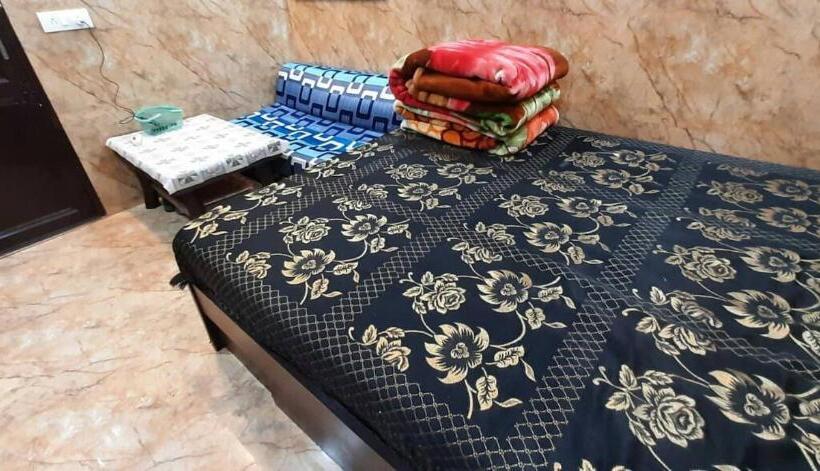 חדר משפחתי, Room In Guest Room Posh S Delhi Foreigners Area, Lajpat Nagar