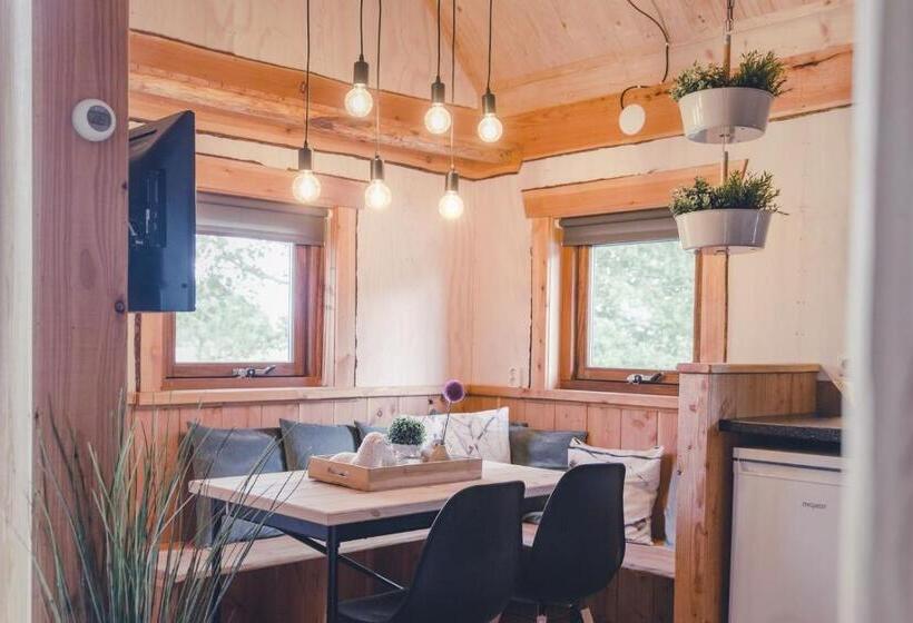 2ベッドルームアパートメント, Tree House