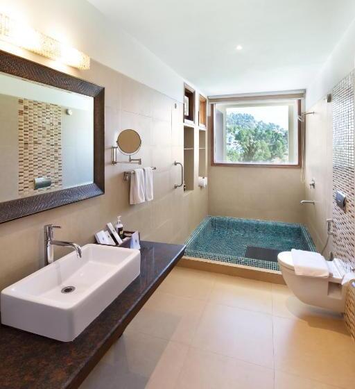 디럭스 룸 킹사이즈 침대, Suryavilas Luxury Resort & Spa