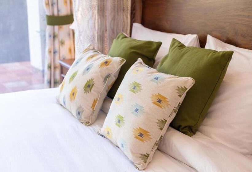 キングサイズベッドのスタンダードルーム, Suryavilas Luxury Resort & Spa