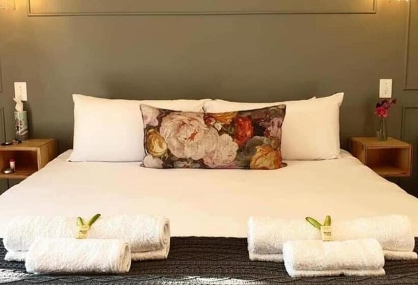 חדר משפחתי נוף לגינה, Beautiful Betty Guesthouse