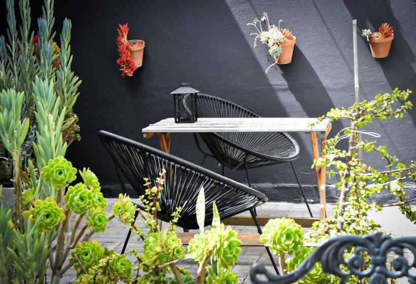 חדר משפחתי נוף לגינה, Beautiful Betty Guesthouse