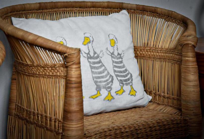 חדר משפחתי נוף לגינה, Beautiful Betty Guesthouse