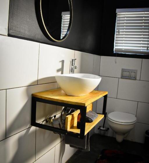 חדר משפחתי נוף לגינה, Beautiful Betty Guesthouse