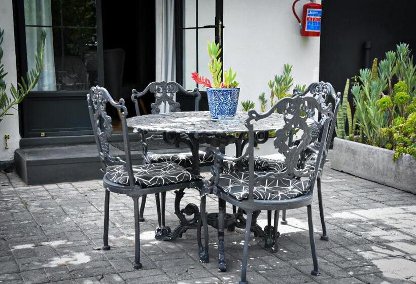 חדר משפחתי נוף לגינה, Beautiful Betty Guesthouse