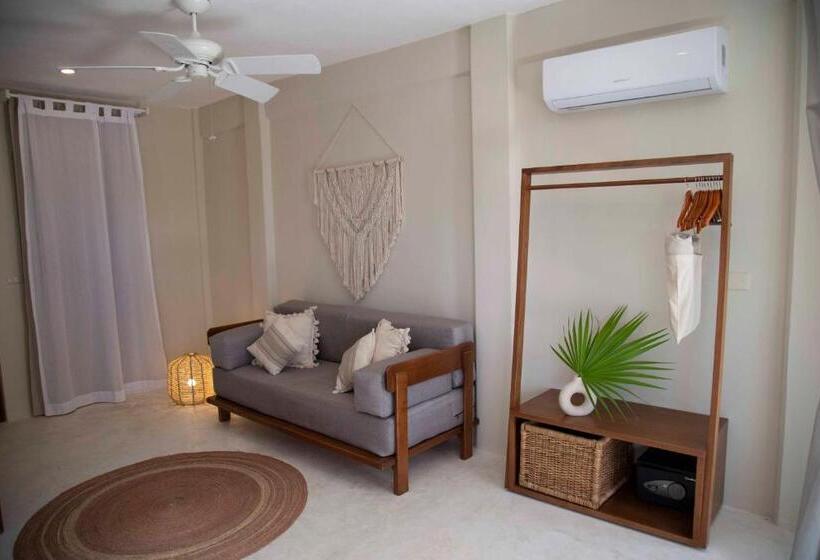 带阳台的三人标准间, Noah Beach Hotel & Suites