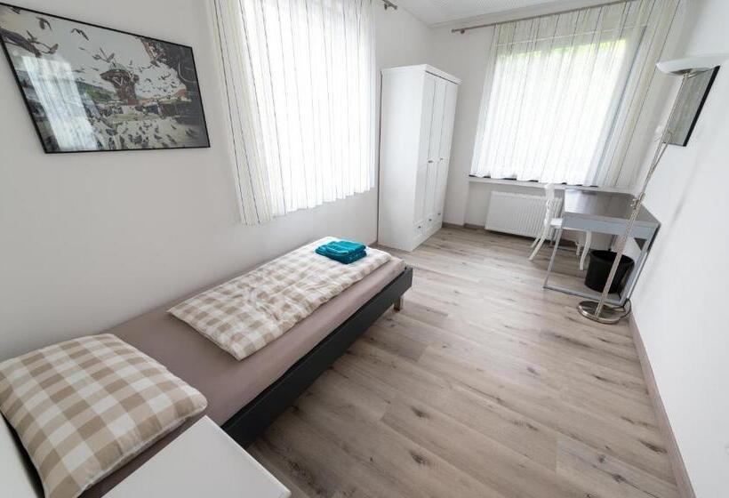 اتاق استاندارد یک تخته با سرویس بهداشتی مشترک, Stadthaus Seeblick G5   Hostel