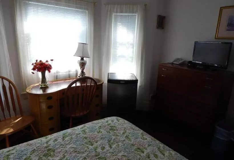 اتاق استاندارد با سرویس بهداشتی مشترک, A Friendly Inn At Harvard