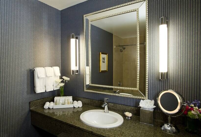 디럭스 룸, Kinzie