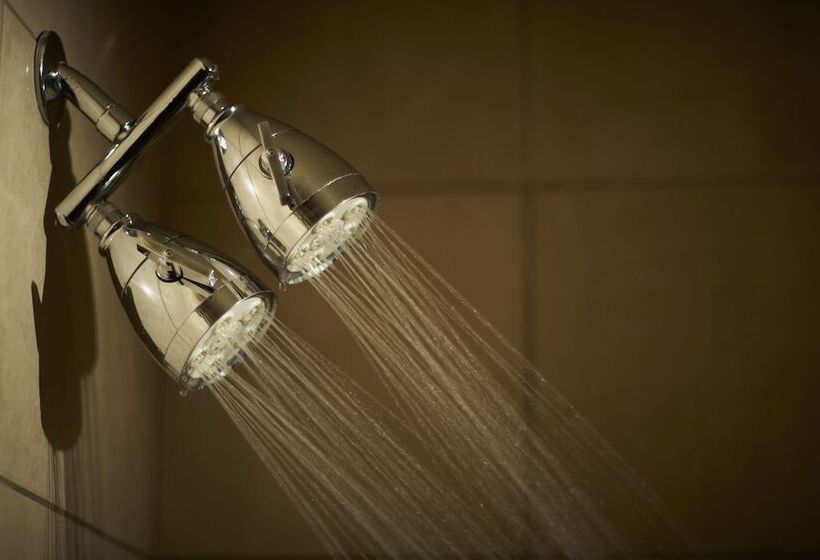 디럭스 룸, Kinzie