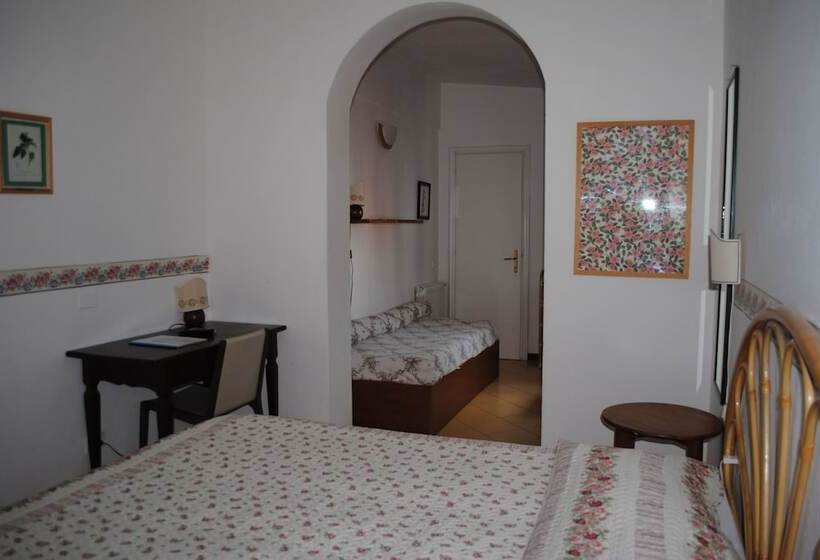 חדר סטנדרט לשלושה, Sette Archi