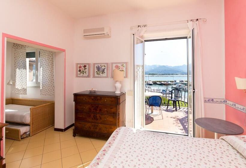 חדר סטנדרט לארבעה, Sette Archi