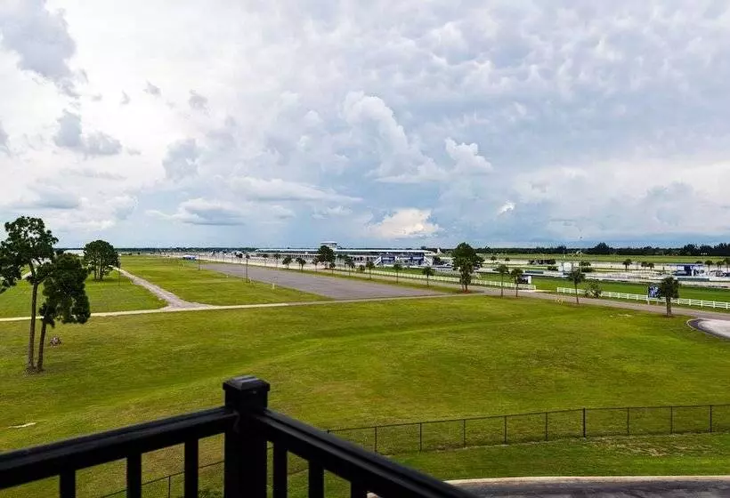 パークビューのデラックスルーム, Seven Sebring Raceway