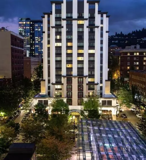 سوئیت با تخت بزرگ, The Paramount Hotel Portland