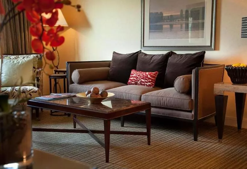 سوییت, The Paramount Hotel Portland