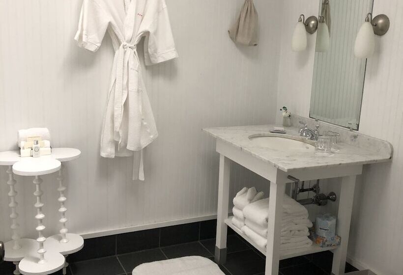 اتاق لوکس با تخت دو نفره بزرگ, The Porches Inn At Mass Moca