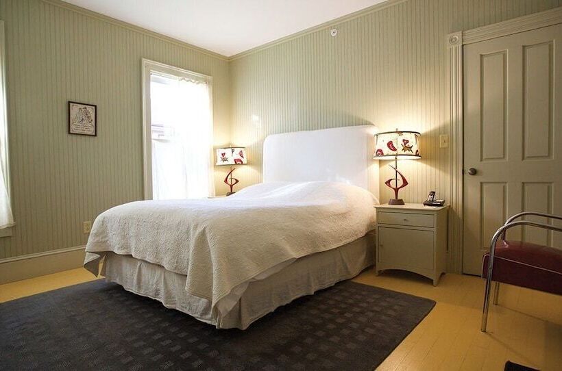 اتاق لوکس با تخت دو نفره بزرگ, The Porches Inn At Mass Moca