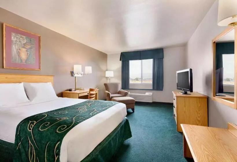 اتاق استاندارد با تخت بزرگ برای معلولان, Travelodge By Wyndham Yermo