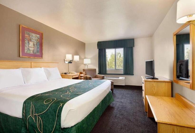 غرفة قياسية سرير كينج لذوى الإحتياجات الخاصة, Travelodge By Wyndham Yermo