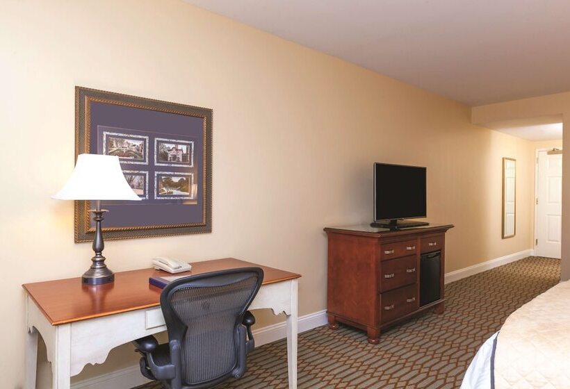 Номер Deluxe Вид на Сад, Virginia Crossings Hotel, Tapestry Collection By Hilton