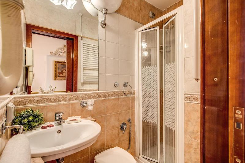 חדר סטנדרט לשלושה, Virginia