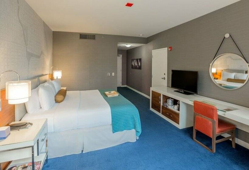 디럭스 룸, Kinzie