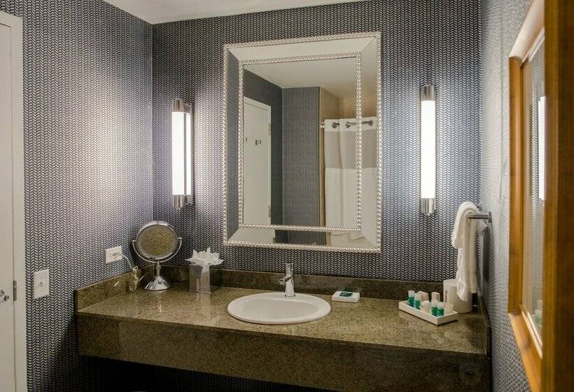 디럭스 룸, Kinzie