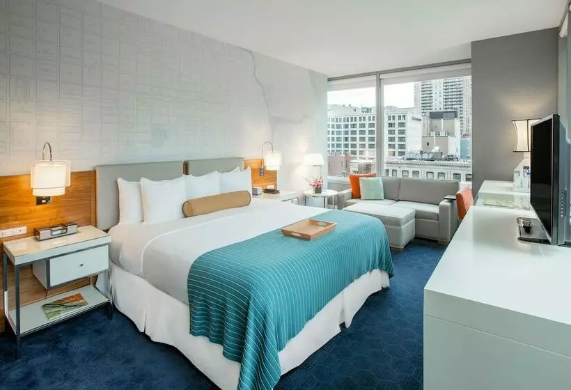 اتاق لوکس با چشمانداز شهر, Kinzie