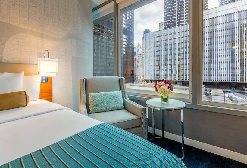 اتاق لوکس با چشمانداز شهر, Kinzie