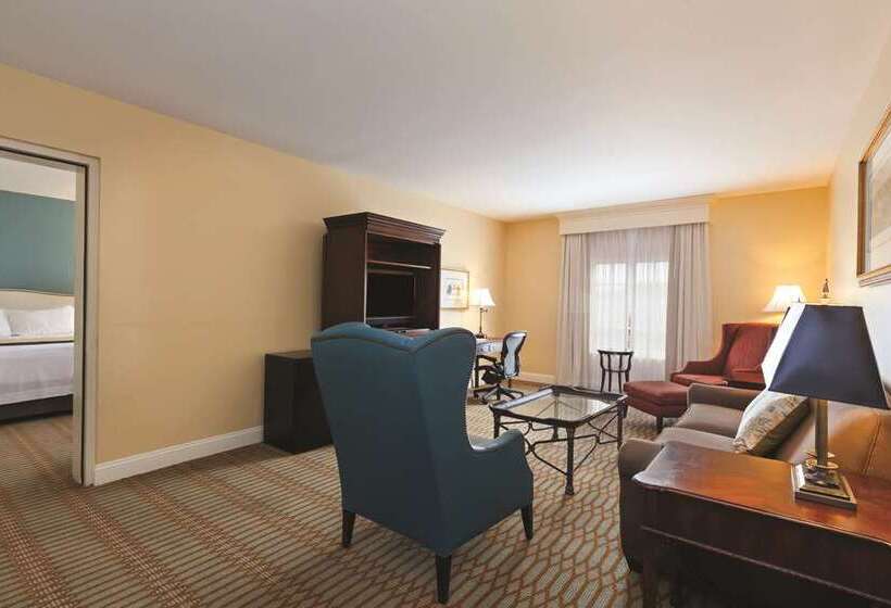 اتاق لوکس با تخت بزرگ, Virginia Crossings Hotel, Tapestry Collection By Hilton