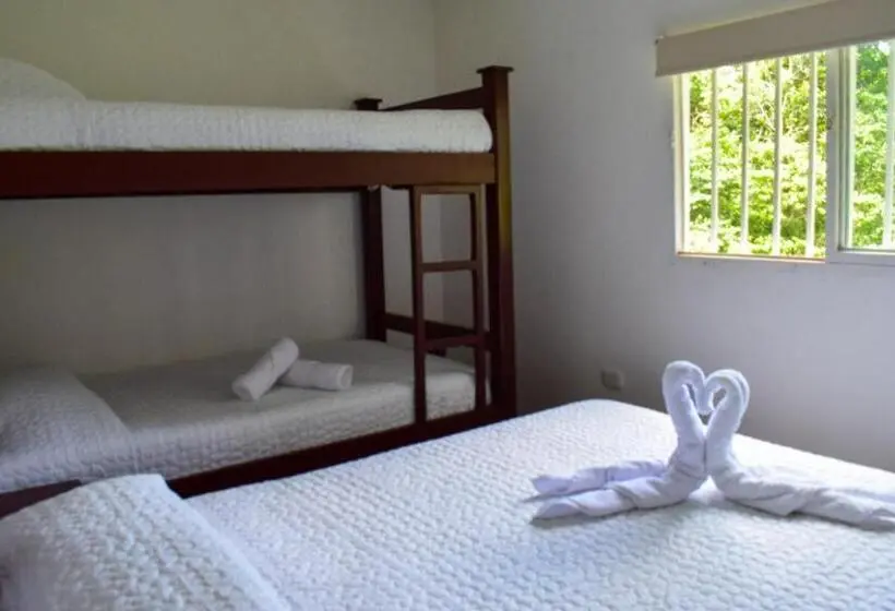スタンダード４人部屋, Hostal Mochileros Inn