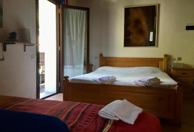 חדר סטנדרט לשלושה עם טרסה, Albergo Panoramico