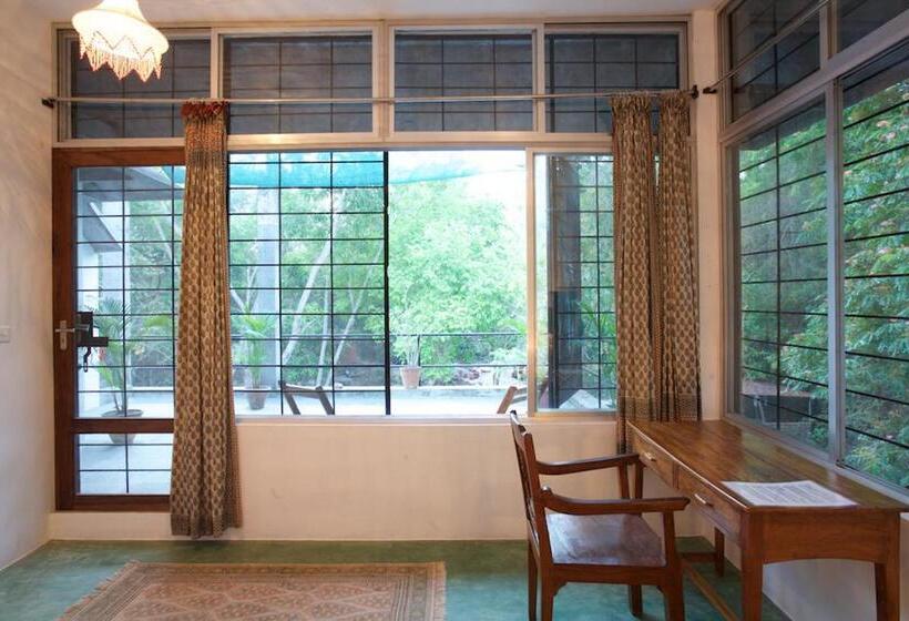 اتاق لوکس با بالکن, The Annex, Isai Ambalam Guest House