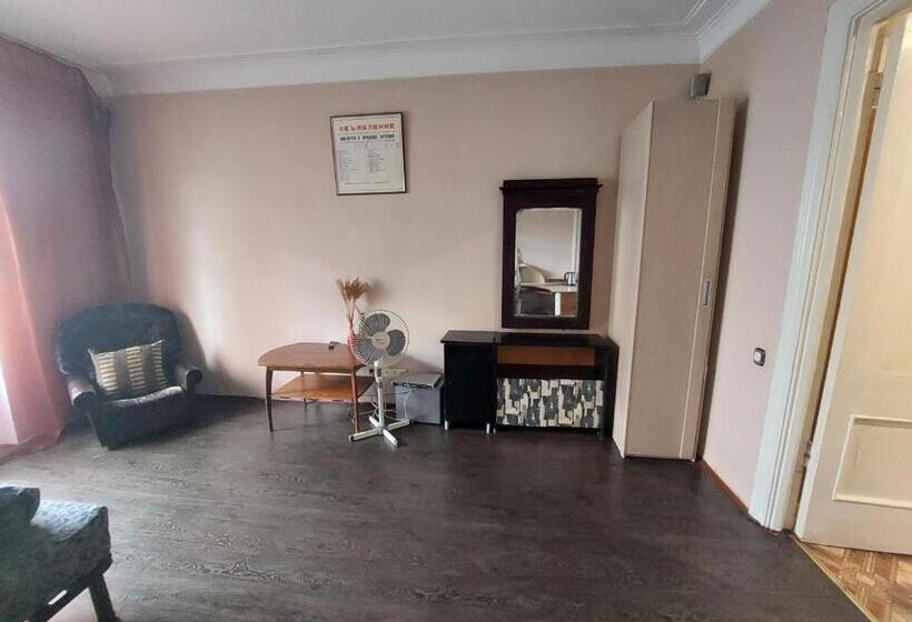 Lakosztály, Alaska Fox