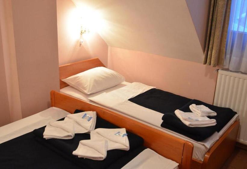 اتاق استاندارد سه نفره, Dva Javora