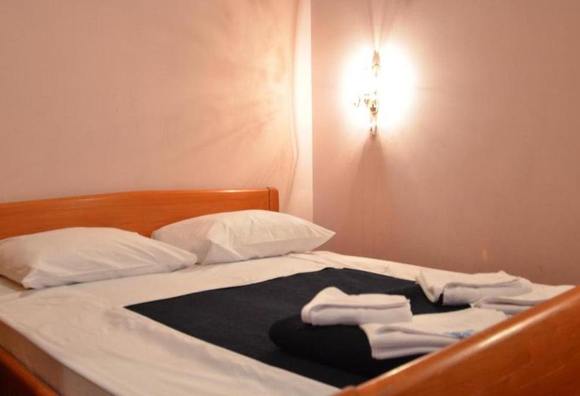 اتاق استاندارد سه نفره, Dva Javora