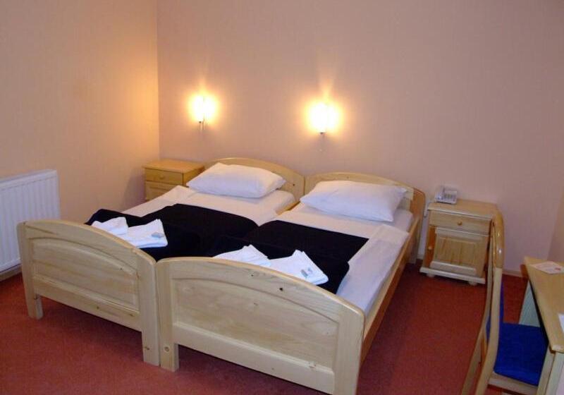 اتاق استاندارد سه نفره, Dva Javora