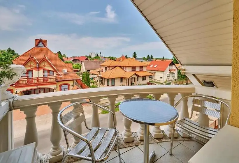 Standard Kolmen Hengen Huone Parveke, Tokajer Wellness Panzió